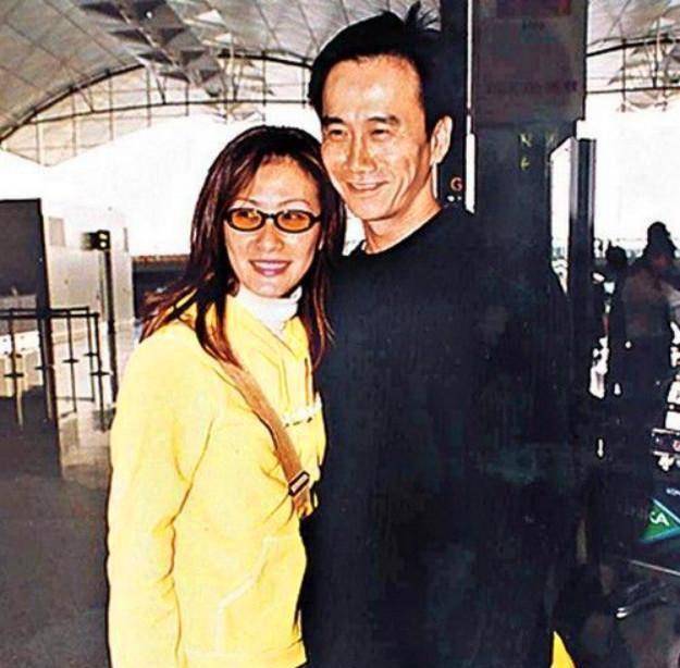 陈慧珊与胡杏儿贴脸合影像两代人,老公破产后复出难掩疲态_钟家鸿
