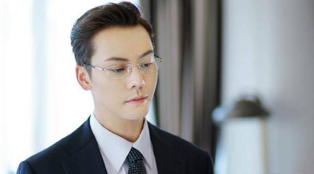 陈伟霆:毛寸新发型搭配黑t恤衫,外出商演站台腼腆地像个大男孩_风暴