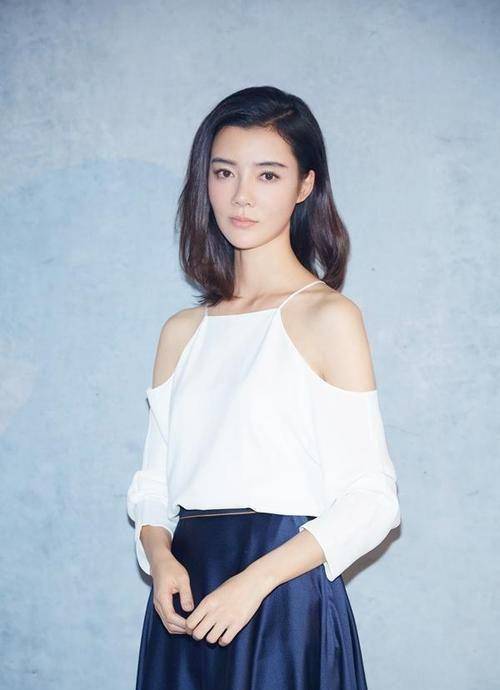 车晓终于换发型,穿挖肩上衣配蓝色缎面裙,齐肩短发美得认不出了_自带