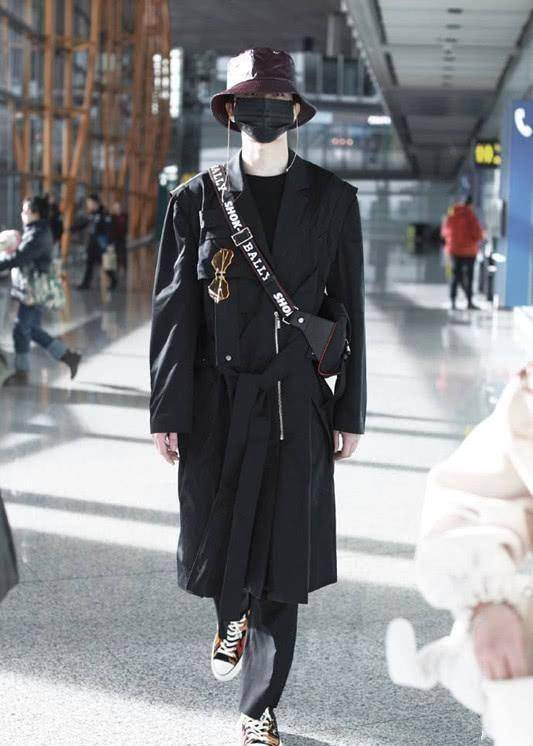 蔡徐坤穿黑色风衣到机场,配一条黑色阔腿裤,很酷很时髦!