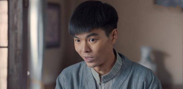 蔡荣《老酒馆》中饰演桦子,剧里人设不讨喜,生活中却是阳光潮男_全街_