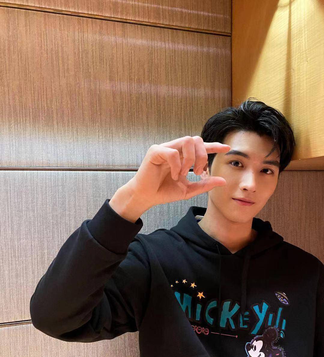 出道4年出身北电,朱一龙迪丽热巴都带不火,如今他靠恋情出圈_黄俊捷