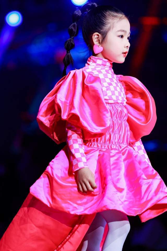 人气季军:杨紫依姓名:杨紫依年龄:6岁爱好:走秀 主持人 户外运动 爬山