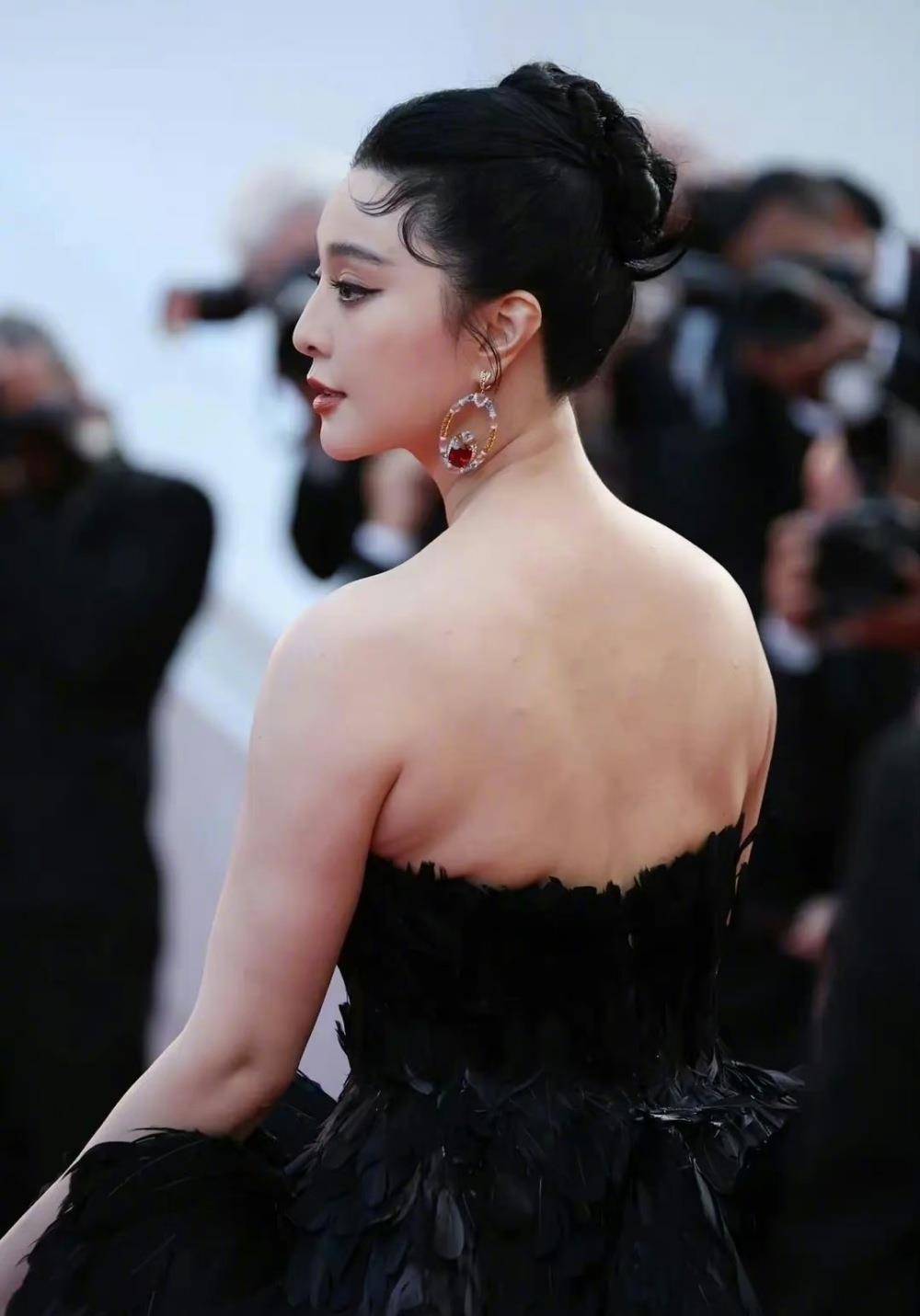 连换16套高定,还在靠红毯博出位的范冰冰,再次把野心披在身上_电影节