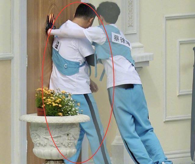 蔡徐坤路透中上演壁咚,瞧见对象是谁后,这关系真不是一般亲密!