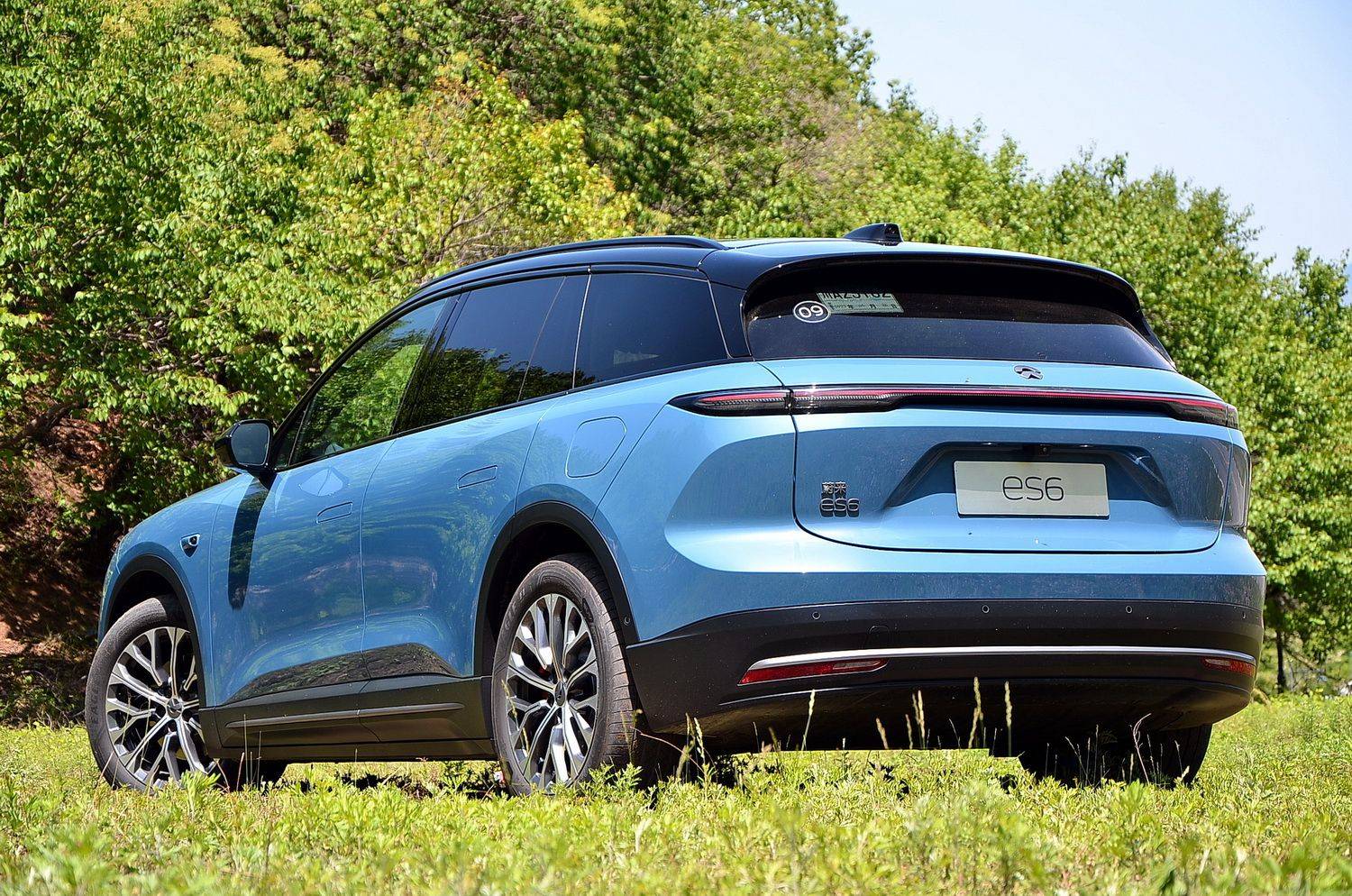 外观颜色选择上,蔚来给了多大10个选择,深空黑,云白,星灰,同温层蓝