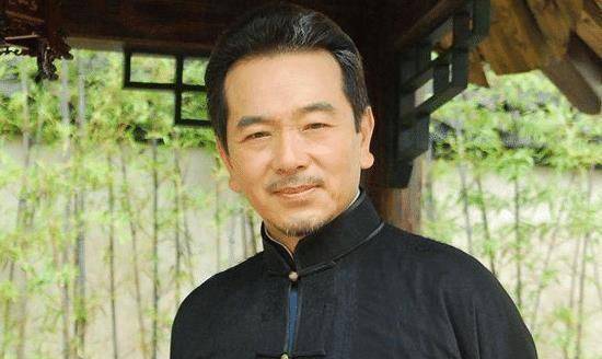 他曾经有一段失败的婚姻,后来在聚会上认识了现在的妻子谢美惠,据悉他