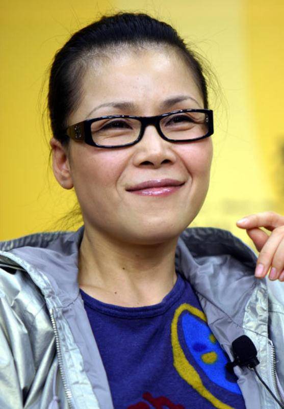 "铿锵玫瑰"田震,与那英争奖杯结怨二十年,曾因患重病退出歌坛_舞台