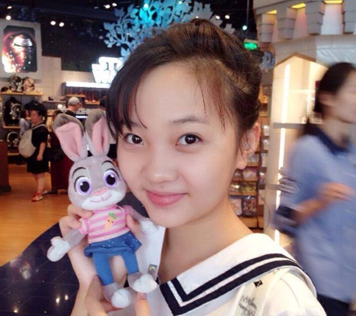 奥运女孩林妙可晒近照,皮肤白皙清纯可人,为瘦身吃减脂餐好拼_电影