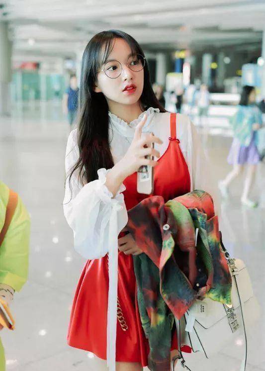 程潇伪素颜现身状态满分,穿香奈儿外套秀美腿,少女感太别致了_运动_穿