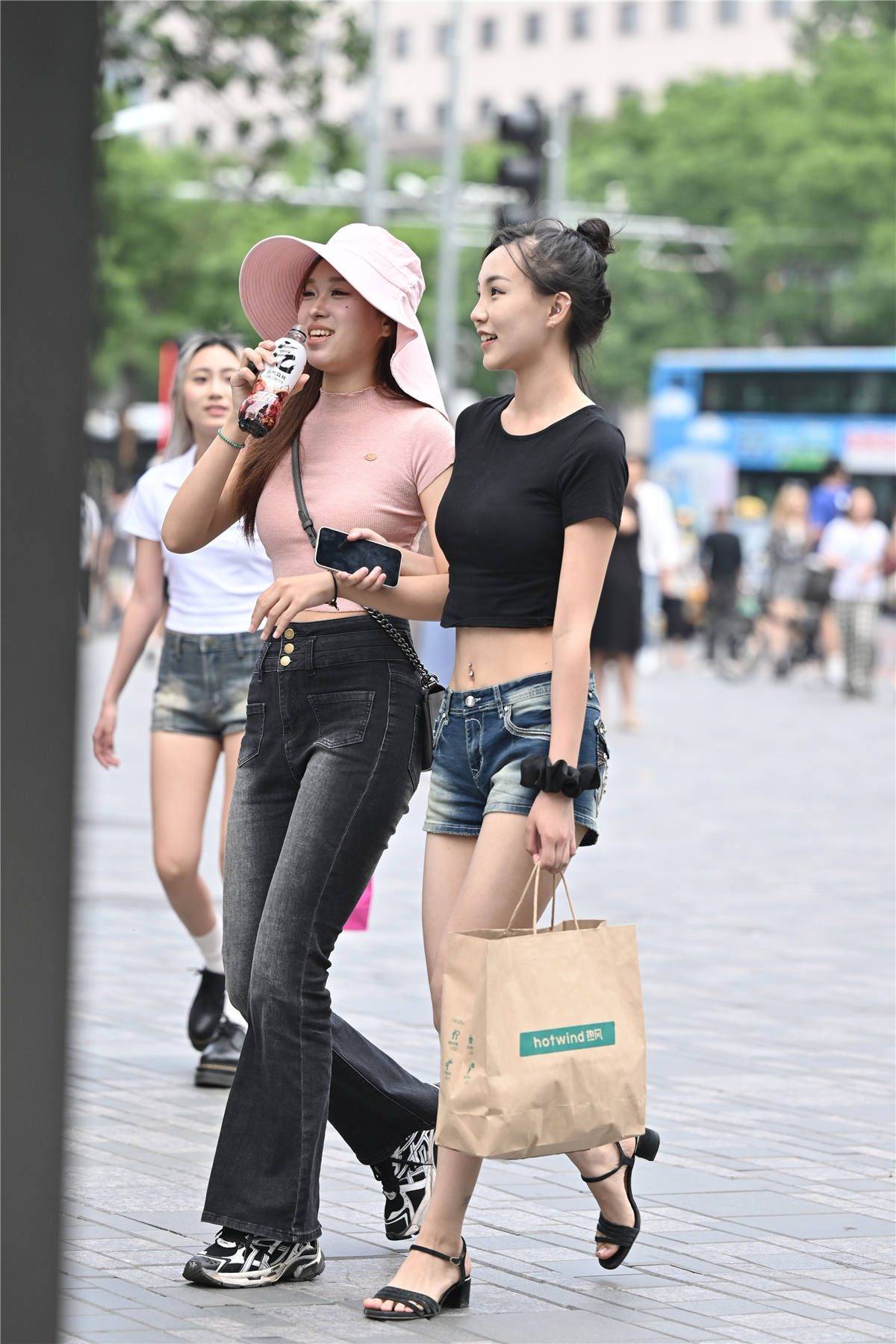 低腰牛仔短裤,夏初时节就有很多美女穿搭,美好身材真不敢尝试_风格