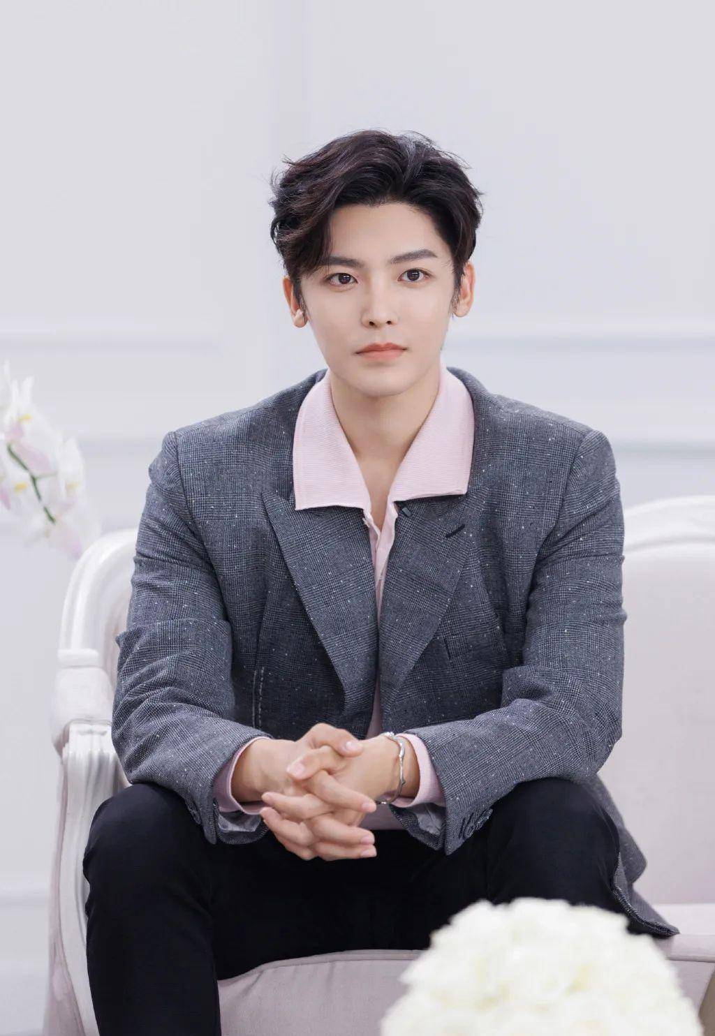 因为家境的缘故,他入行以来不惹事也不怕事,发展是走低调路线,认真进