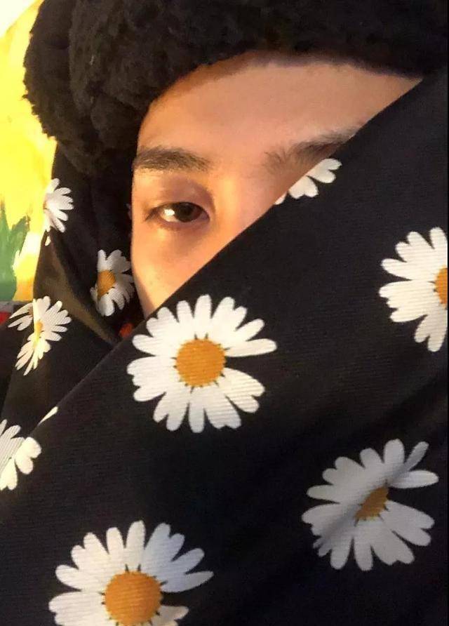 权志龙直接将雏菊作为了自己品牌peaceminusone的item,和品牌logo相