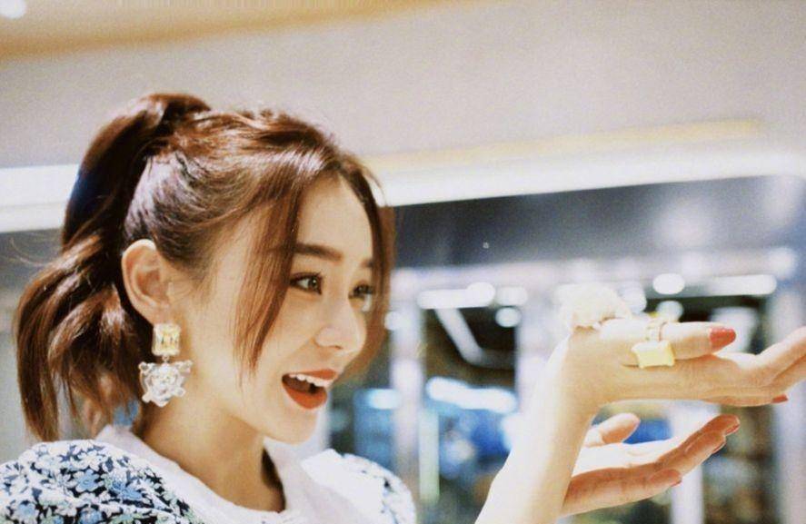 从被于正力捧,到被骂滚出娱乐圈,袁姗姗这些年去哪了?