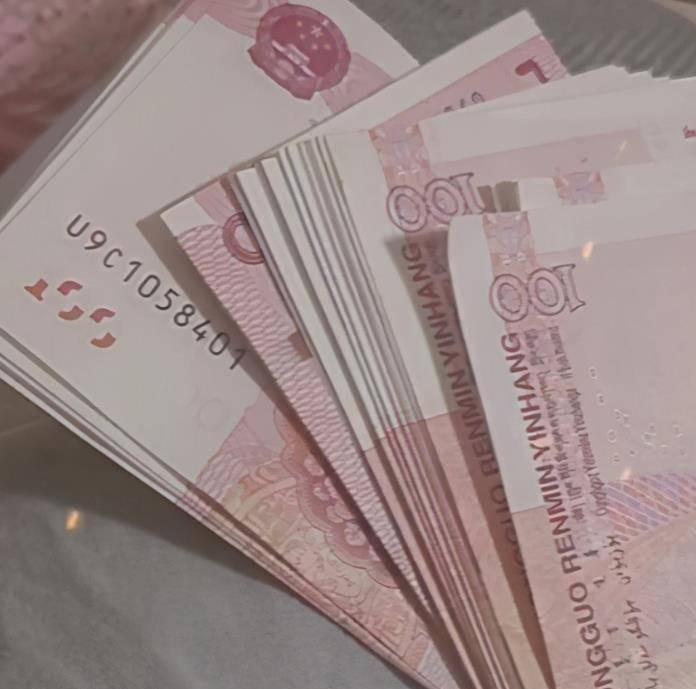 大衣哥女儿炫富:晒出一大叠现金,疑似漂亮成功后做出的举动_小梅_照片