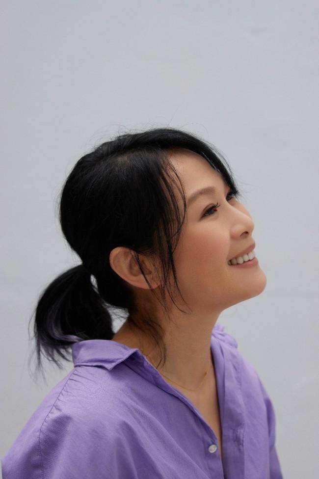 刘若英晒美颜照很年轻,但街头偶遇的现场照,满脸皱纹老态明显_皮肤