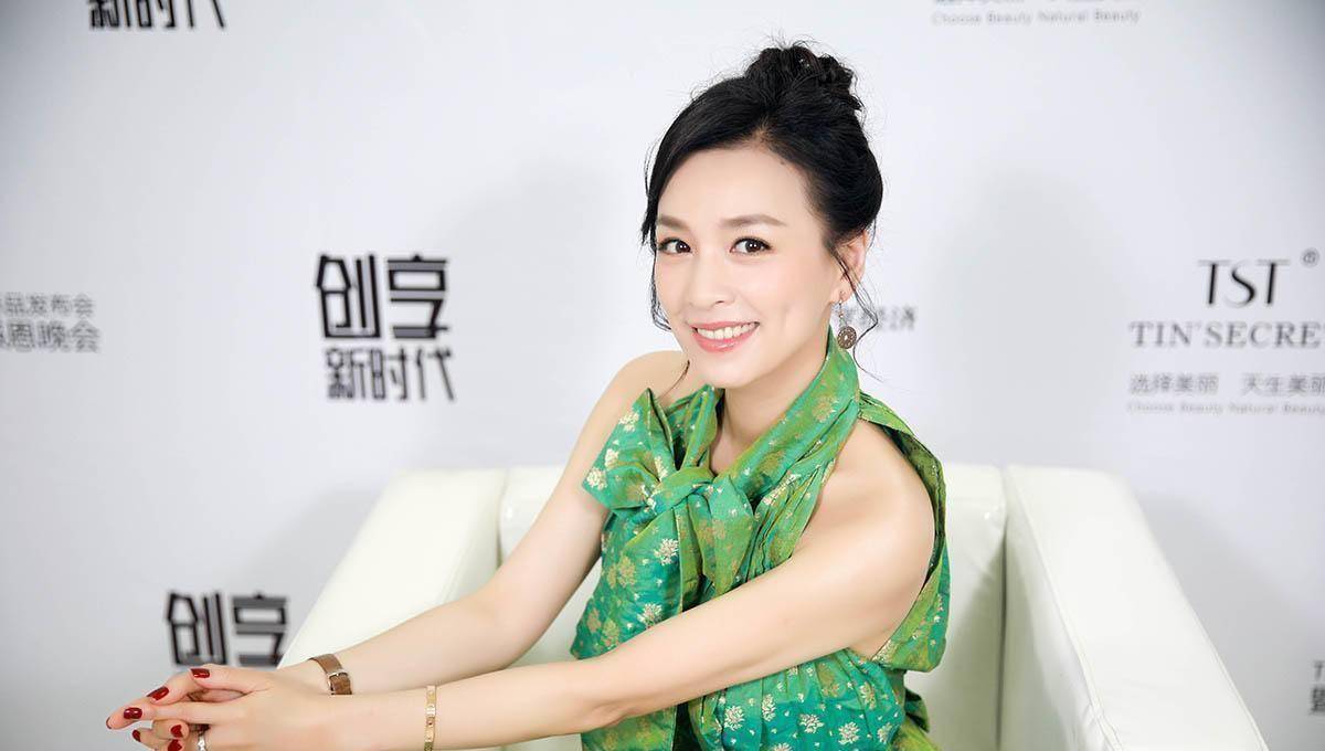 从酒窝女神到资产过亿的微商女王,51岁张庭穿吊带裙颜值高气场强_时尚