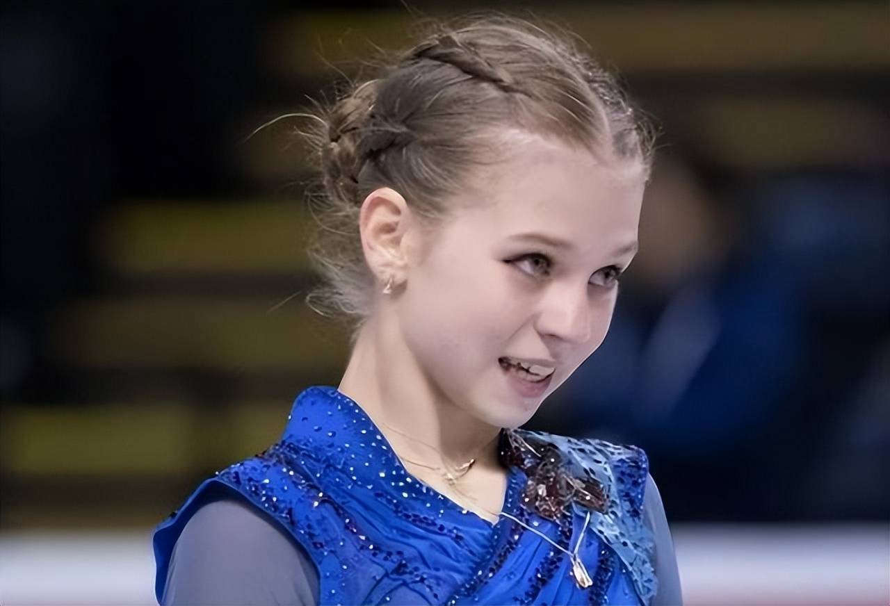 大变样,花滑美少女特鲁索娃性感打扮久违亮相,球迷:没以前可爱_瓦利