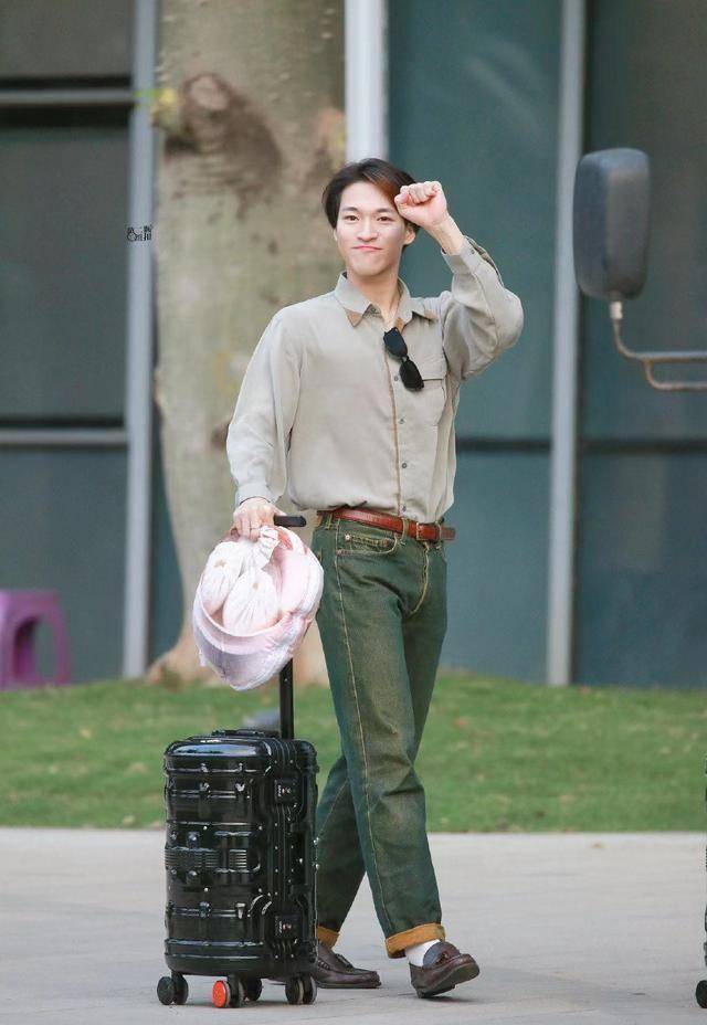 所以,艾回艺人更像是被实验的小白鼠一般,而退赛的和马更像是用来被炒