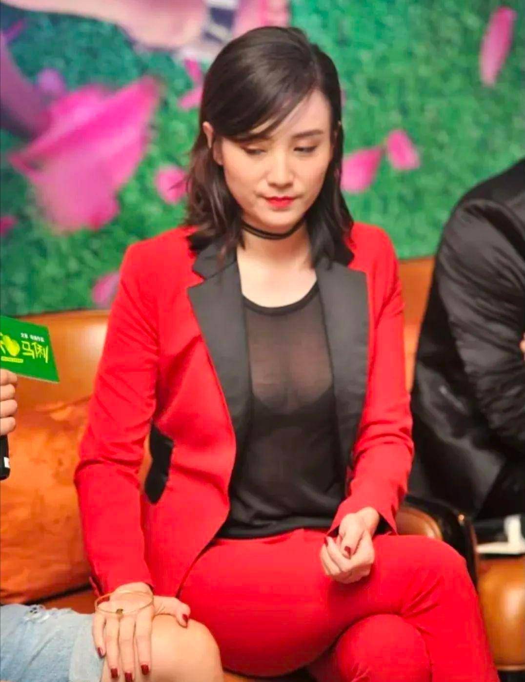 宋佳的穿搭真是大胆,时髦的衬衫尽显事业线,手的位置却有点尴尬_时尚