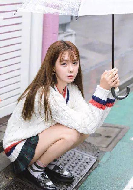 与小一轮的沈梦辰同框,美得毫无年龄差_红色_少女_外套