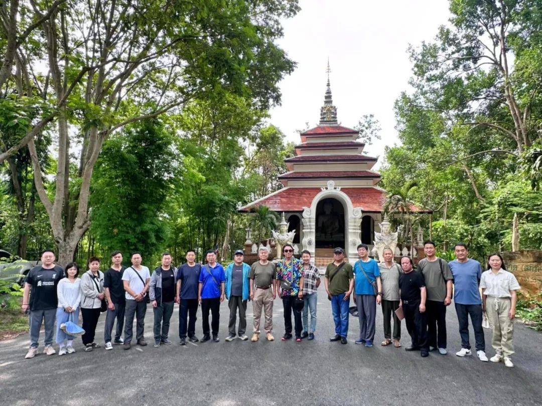 張鵬先生共同接受泰國國家電視臺採訪展覽現場吞武裡大學在讀藝術博士