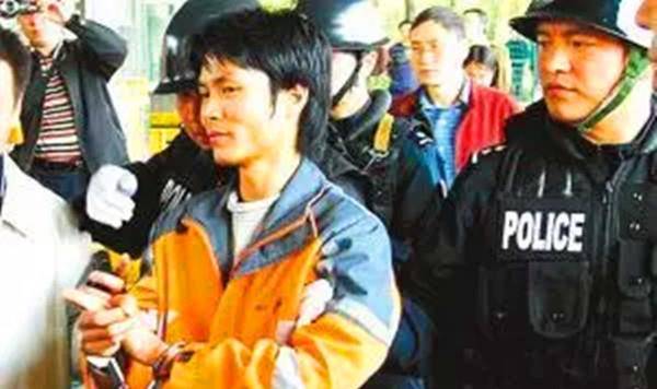 四川宜宾勇猛"悍匪"伍勇伏法记:兵哥哥变劫匪,疯狂作案达六年_生活