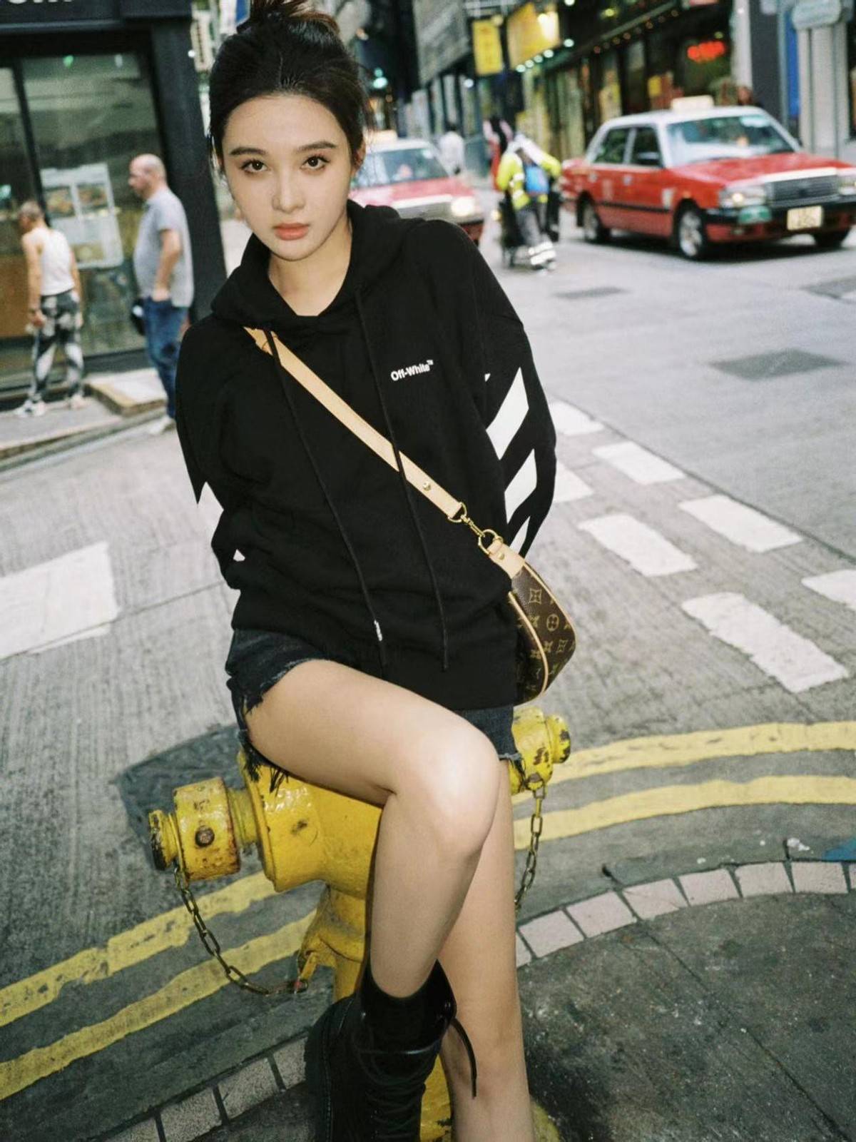 孙嘉璐开启毕业旅行,清凉感热裤秀大长腿,最抢镜的却是这个?