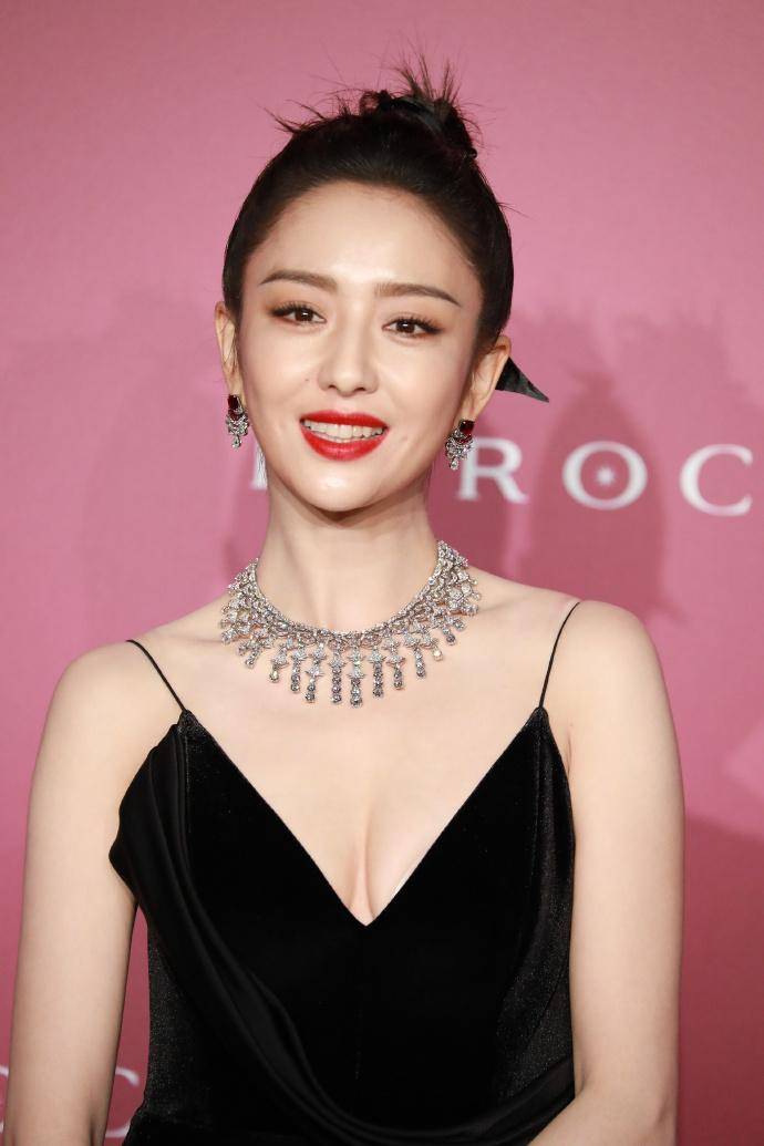 39岁佟丽娅出席某活动,穿深v吊带裙好身材一览无余,少女感爆棚_不知道