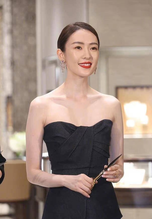 童瑶穿衣终于大胆起来,红色一字肩连衣裙秀身材,贵妇气场开挂_时尚