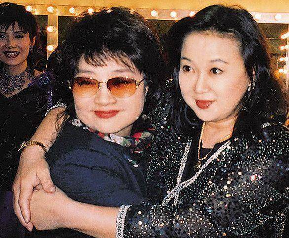 朱咪咪曾经因为在"庙街歌王"尹光的演唱会上模仿徐小凤而备受歌迷的