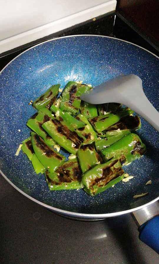 原创            餐桌佳肴虎皮尖椒 适合减肥人士，营养价值还很高呢！(虎皮尖椒百科)