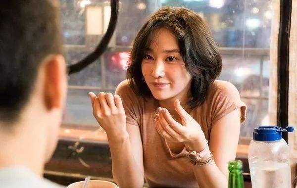 在一团糟的生活中,李钟秀某天在百货商场遇见了多年未见的发小申惠美