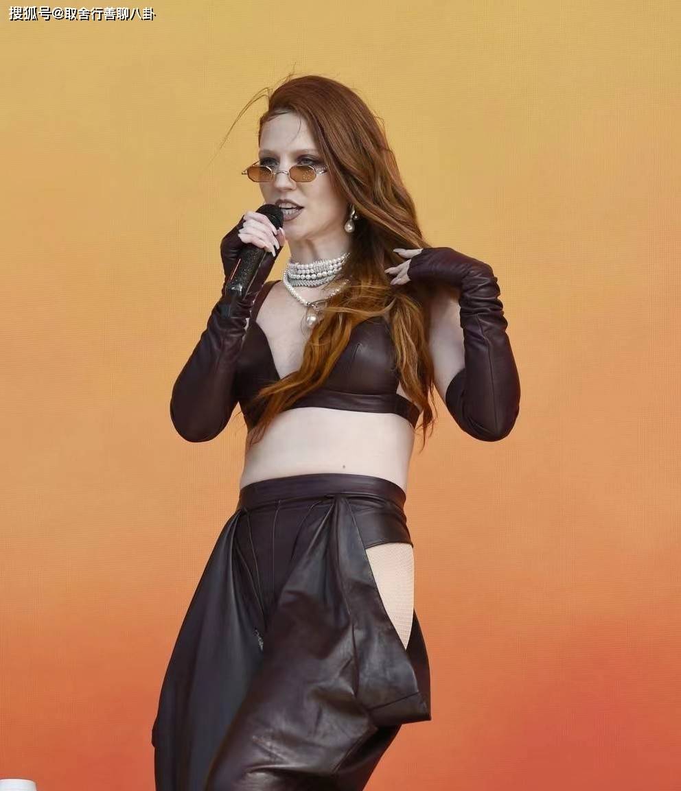 知名歌手jess glynne唱歌现场,穿皮质内衣和开裆装,露性感美腿_照片