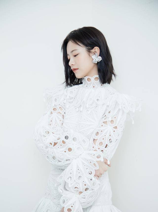 都是白色镂空裙,90后邢菲碰上李庚希,网友:少女感与年龄无关_一身