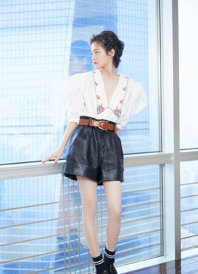 都是白色镂空裙,90后邢菲碰上李庚希,网友:少女感与年龄无关_一身