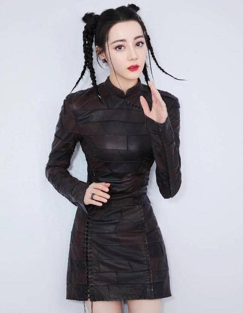 迪丽热巴亮相捞金,扎马尾辫配上皮裙,90后花旦又辣又俏皮_品牌_未来