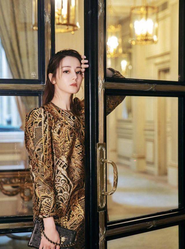 迪丽热巴美成初恋女友,卫衣配牛仔裤,换双马丁靴气场更强了_女性_效果