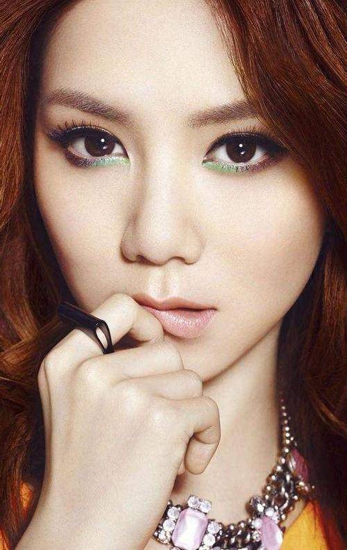 邓紫棋为了证实自己是素颜出镜,还不停地搓自己的眉毛,捏下巴和鼻子