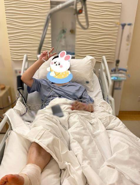 黑色星星图案设计套服立在另一侧,还学着邓超将一条腿搭在陈赫腿上