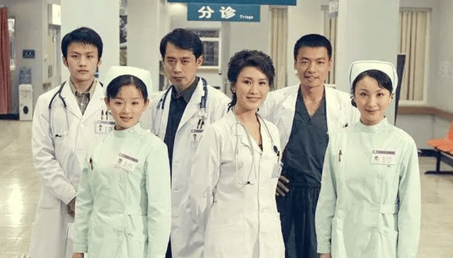 首播卫视收视第1，说实在的，湖南卫视这部大剧拍出了医疗剧良心