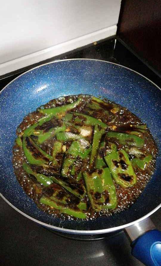 原创            餐桌佳肴虎皮尖椒 适合减肥人士，营养价值还很高呢！(虎皮尖椒百科)