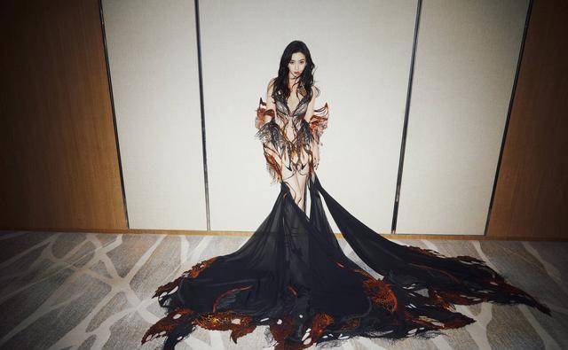 杨颖薄翼镀金裙未来感十足,今日八字图:天生三大星座_双子座_天蝎座