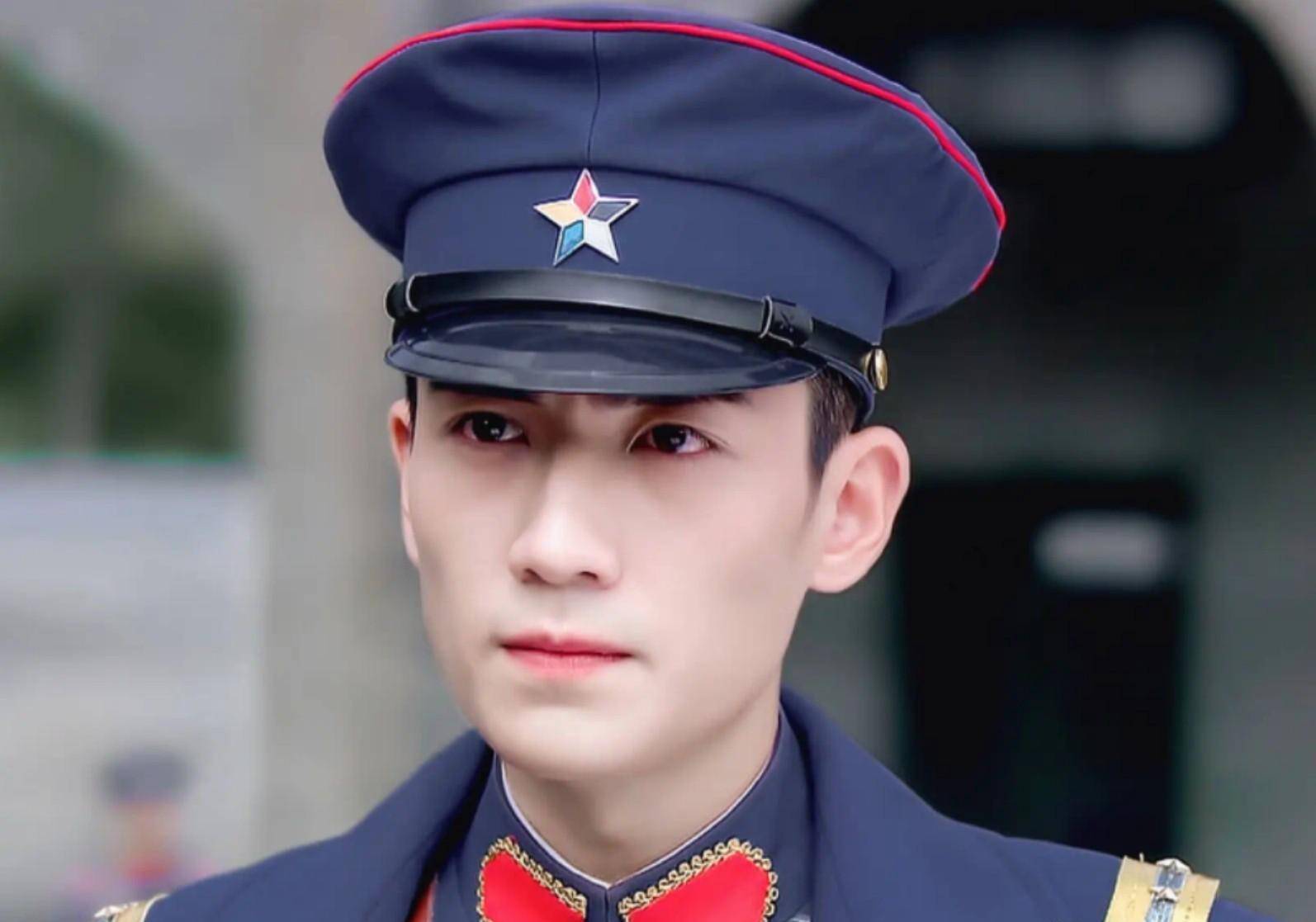 2009—2012年期间,朱一龙主演数字电影《周末王刚讲故事》《儿女传奇