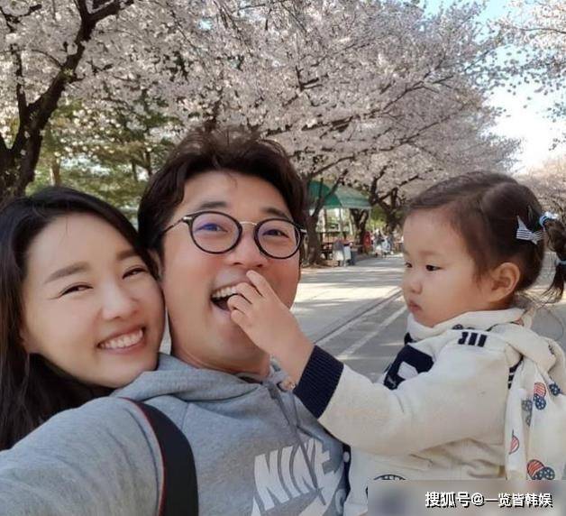 安在旭的妻子崔贤珠虽然比他要小9岁,但是从外貌来看,完全看不出两个