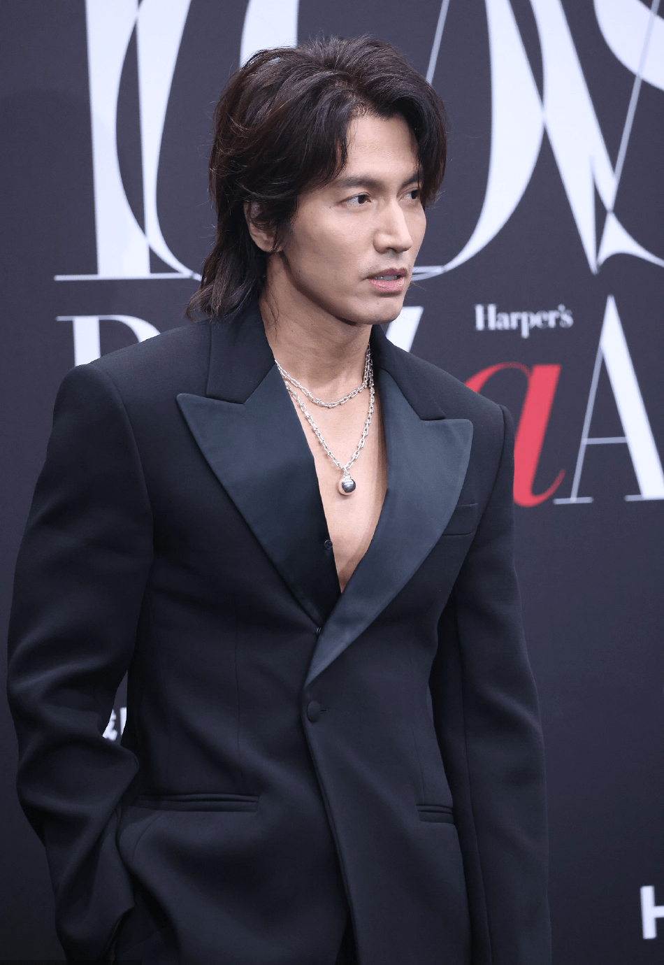 言承旭身穿黑色西服,脖子戴着珠宝项链,让人回想起当年帅气逼人的