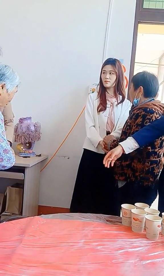 大衣嫂和新儿媳,新亲家同框,新儿媳表情冷淡,亲家母撞脸闫学晶_交流