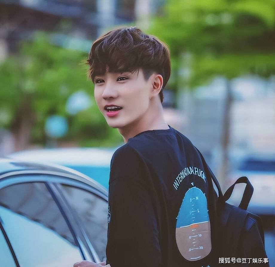 第一位,泡芙黄俊勇,这是一位童星,从小可爱到大的他,拥有一张迷人的