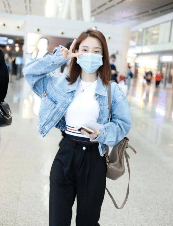 冯提莫素颜现身机场,看到生图下的真实颜值,难怪直男们心动_网络_时尚