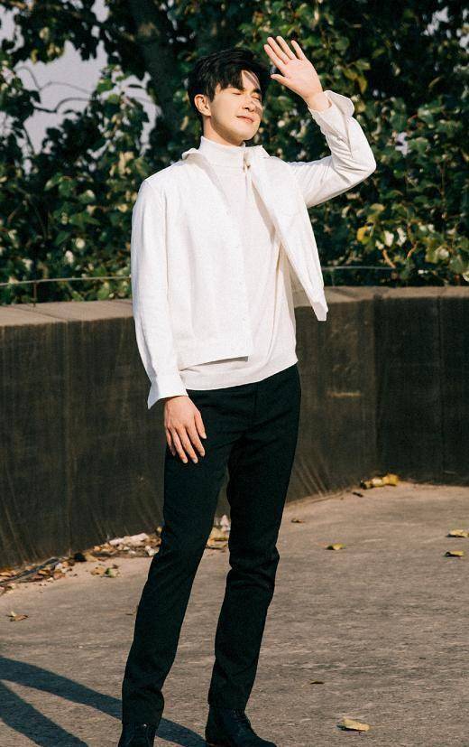 高伟光年近四十演"帝君",绝美容颜好评多,光靠腿就能赢了_服装_身材